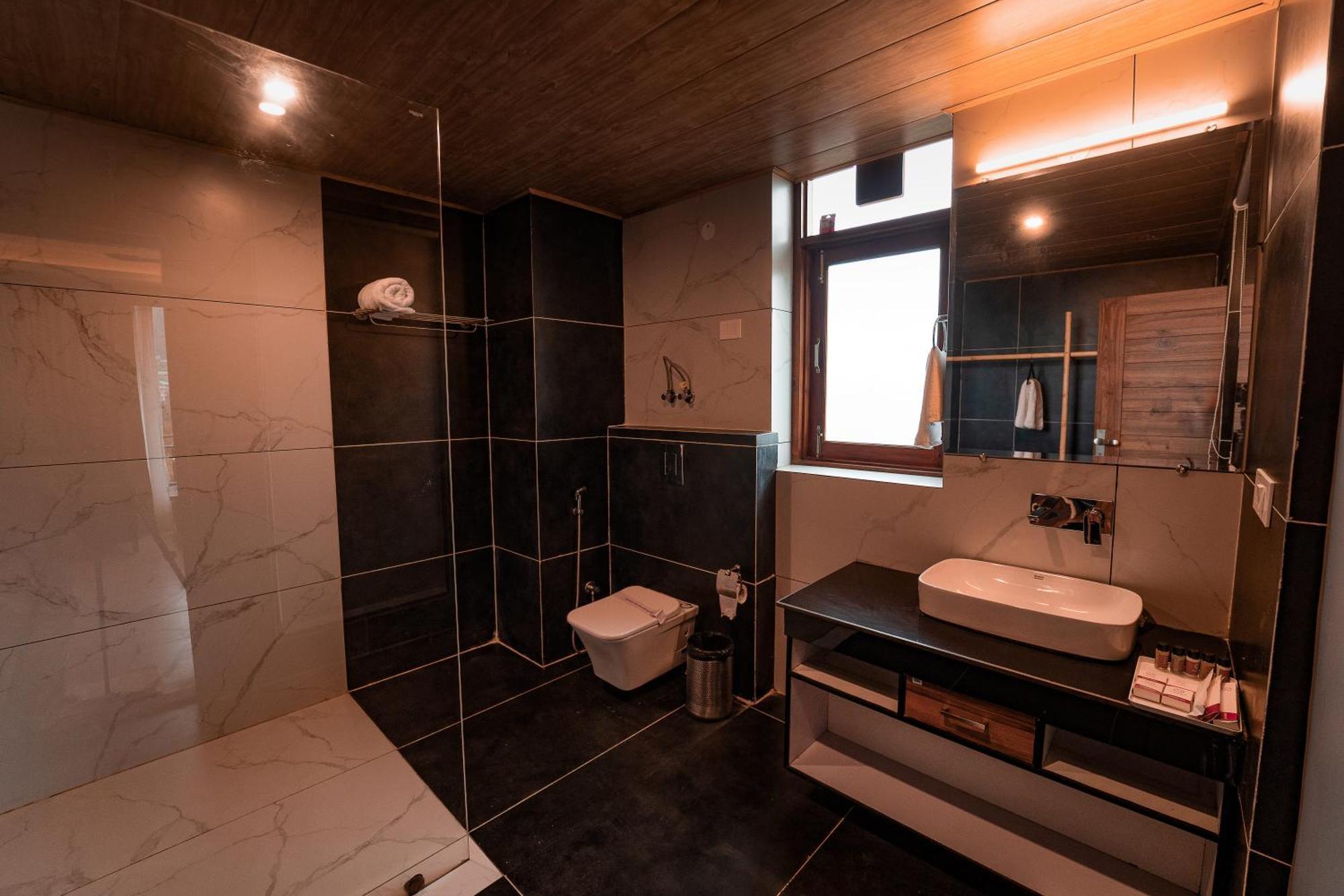 Nazaara - A Luxe Retreat Hotel Manāli Buitenkant foto